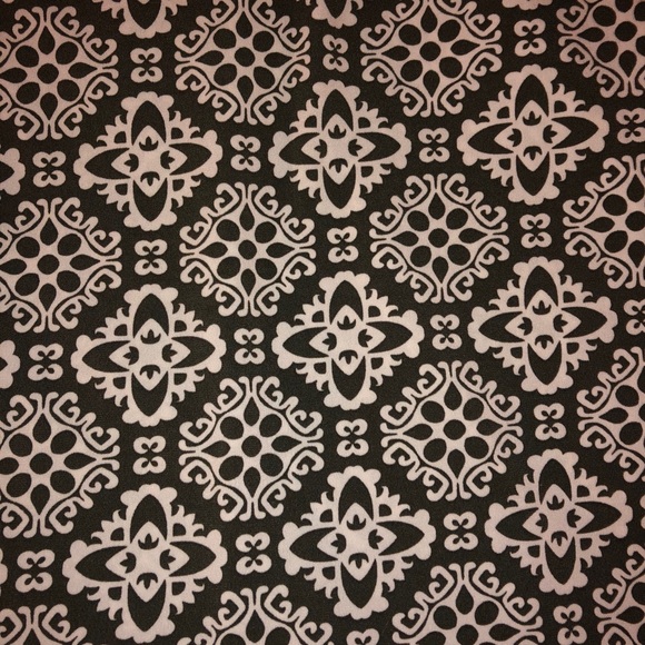 Patterned Sleeveless Blouse - Picture 2 of 7